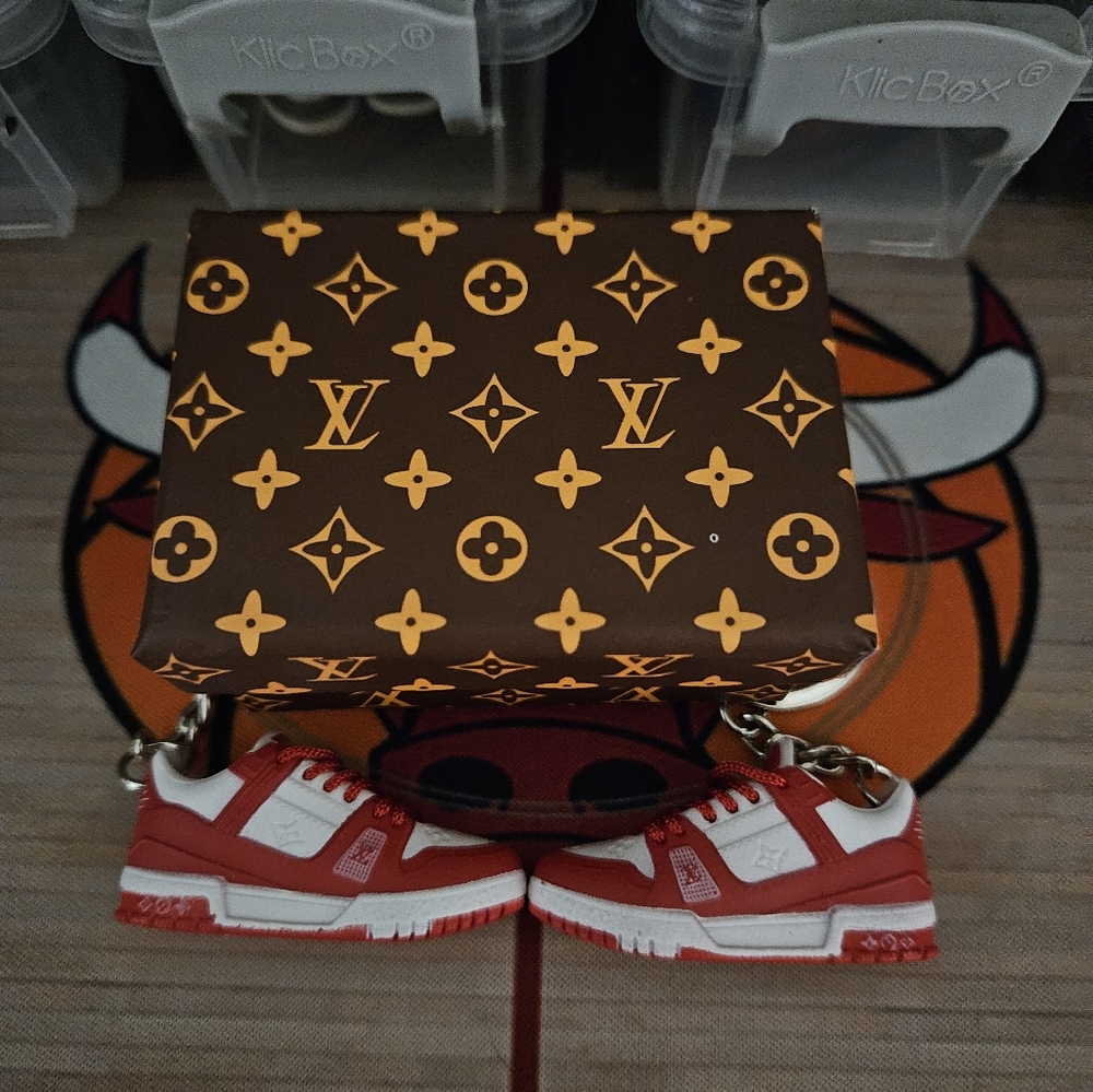 Fashion pair of mini sneakers keychain.(Red/White). - Picture 5 of 8